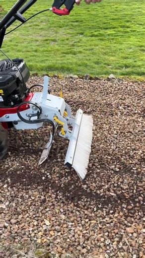 DMC55 électrique ou thermique? 👇 Facilitez votre désherbage avec le DMC 55 à conducteur marchant. Ce désherbeur sur motoculteur offre un réglage sans outils pour une utilisation facile. ✅ Lame vibrante : pour un travail du sol superficiel et un désherbage efficace. ✅ Balai : idéal pour le nettoyage et la finition des surfaces, éliminant résidus et débris. ✅ Masse : modulable pour augmenter ou diminuer l’adhérence et/ou la pénétration de la lame. ✅ Disponible en version 100% éléctrique ou thermi