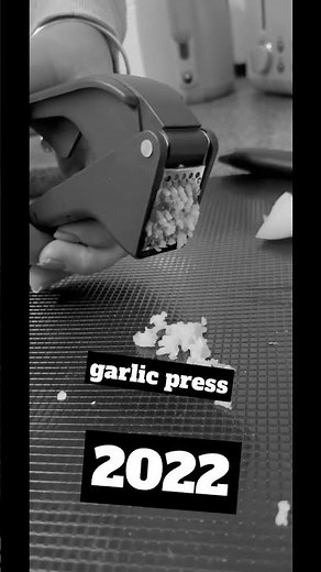 garlic press from Tupperware. how to use it.