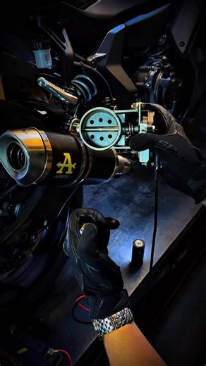 449K views · 1.2K reactions | Magic button 彩 GET YOURS NOW - LINK IN BIO #r7 #mt09 #rider #exhaust #bike #bikelife #biker #yamaha #kawasaki #racing #motorcycle #r1 #bikelover #bikelifestyle | DB Silencer | Facebook