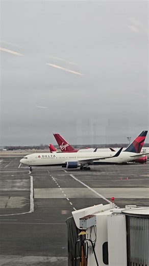 Delta Boeing 767_300 A Kennedy airport on the ground
