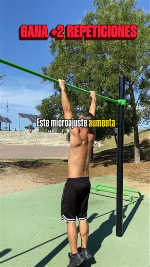 Tu agarre te está costando 2-3 repeticiones en cada serie de dominadas. ❌ Si la barra descansa en tus dedos (agarre flojo), tu espalda no se activa al 100%. ✅ EL HACK: Usa el "Full Grip". Coloca la barra en la base de la palma y aprieta con el pulgar. Máxima tensión = Más estabilidad = Más repeticiones. Aplica esto. Y si quieres los 3 métodos de entrenamiento que uso con mis clientes para ROMPER el estancamiento de repeticiones... ➡️ Comenta "METODO" y te escribo al privado. #calistenia #caliste