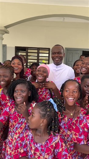 Avec notre père curé, nous vous souhaitons un joyeux Noël 🎄🎁 #chorale #enfants #noel