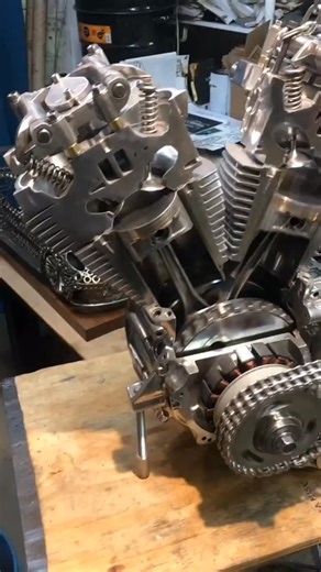 @BIWPlusEngineeringhub | This video shows the working of a V-Twin 4-stroke engine mechanism using animation. Watch how pistons, crankshaft, camshaft, pushrods, and... | Instagram