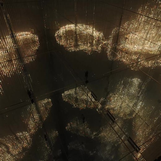 On view at “teamLab Borderless: MORI Building DIGITAL ART MUSEUM” Azabudai Hills, Tokyo Permanent https://www.teamlab.art/e/tokyo/ ・ “Infinite Crystal World” Pointillism uses an accumulation of distinct dots of color to create a picture. Here, light points are used to create three-dimensional objects. The light sculpture extends infinitely in all directions. Just as the existence of a whirlpool is maintained even if a person enters it, when continuity and structure are formed in a group of point