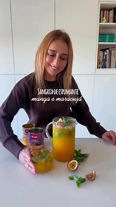 Sangria de Espumante com Manga e Maracujá 🥭🍾 A bebida perfeita para a Passagem de Ano: fresca, tropical e com um toque aromático especial ✨🥂 ✨ Receita • 200 ml de polpa de maracujá com sementes @koala.pt • 200 ml de polpa de manga @koala.pt • 200 ml de bebida gaseificada de lima-limão (gasosa, sprite ou outa) • 1 garrafa de espumante • 50 ml de gin (opcional) • 1 lima fatiada • 2 paus de canela • Gelo • Hortelã • Maracujás em quartos para decorar 🍹 Mistura tudo e serve bem fresco para brinda