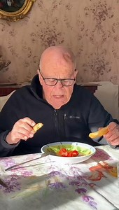 Ciao amiche e amici 🥰 oggi nuovo appuntamento con i miei tutorial base della cucina. Vediamo insieme una tecnica utilissima per recuperare tutti i sughi senza usare il pane: usiamo le freselle 🥯🥨 Prendete appunti perché #telospiegailragazzo 📝 Commentate con il prossimo tutorial di cucina che vorreste vedere 😎 #ilmaritodiantoniettapolcaro @antoniettapolcaro #consiglidicucina #ironia #comedy | Il mondo di Antonietta Polcaro