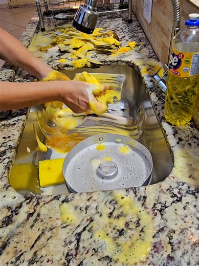 Lavando Louça com Espuma Amarela para Boa Sorte