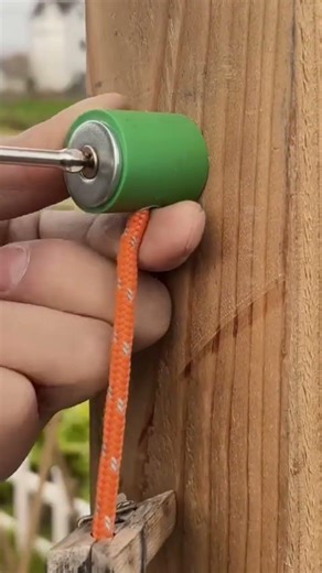 Neat way to make a clothesline using rope knots and cover. Strong hold, clean look, and durable.