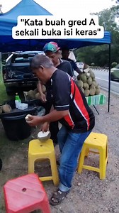4.2M views · 17K reactions | Hajat sahabat hendak makan durian isi terbaik sekali dapat isi keras. Apa pun kita sebagai manusia hendaklah saling bertolak ansur, bertimbang rasa dan saling memaafkan antara satu sama lain. Janganlah ada sifat mementingkan diri sendiri dan kena kawal nafsu amarah. #bertolakansur #janganpentingkandirisendiri #viral2025 #fyp #fypppppppppppppp @sorotan @pengikut | Mohd N Yusoff | Facebook