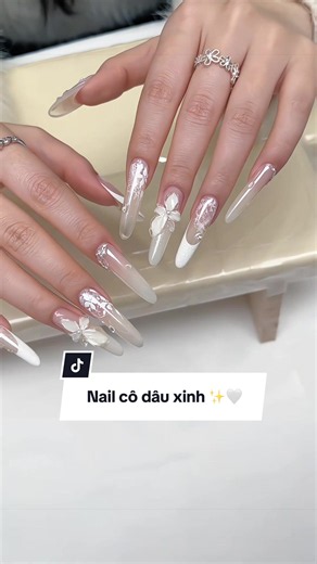 Mẫu nail cô dâu tinh tế với ren và đá nhẹ cho ngày cưới