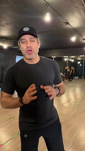 17K views · 1.2K reactions | ¡La mente creativa del ANTRO MÁS NOVENTERO! 睊 El 90’s Pop Tour se renueva con caras nuevas e ideas nuevas ⭐️ Cada nuevo paso montado, combinado con lo clásico, es creación de estos dos genios  | 90s Pop Tour | Facebook