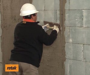 Con nuestro revoque tradicional o nuestro revoque cementicio retak®, lográs una mejor terminación hidrorepelente y podés pintar directamente una vez seco. ¡Con retak® es más simple! | Retak