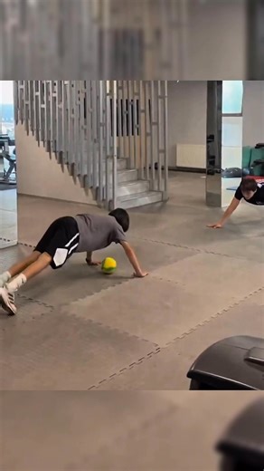 Two players hold a plank, passing a small ball to each other using their knee. To control it, they must lower into a push-up position and stop the ball with their chest, then drive back up and pass it again with the knee. 📌 What it trains: ✅ Core strength and trunk stability ✅ Shoulder and upper-body control ✅ Coordination between upper and lower body ✅ Time under tension in plank ✅ Fun, focused variation on core work Tough on the core, brilliant for control 👊 #CoreTraining #PlankChallenge #Co