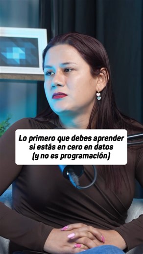 Si estás empezando en datos y piensas que lo primero es programar… @layeraxd tiene un mensaje que NECESITAS escuchar. 👀 Esto es lo que realmente debes dominar cuando empiezas desde cero. Ve el short y aprende el camino correcto. 📌 Mira el episodio completo en nuestro canal Lidera con Datos. #podcastdmc #MissYera #DataAnalyticsChallenge #databeginner #carreradigital #DMCInstitute #analizaaplicatransforma | DMC Perú