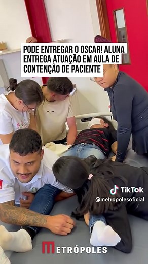 Em uma aula de contenção de #paciente com transtorno mental, uma aluna decidiu entregar tudo. No papel de paciente, correu, se debateu, fez força e usou cada técnica possível para fugir da contenção. O que era prática virou cena digna de #filme: caótica, intensa e, claro, engraçada. Resultado? Risadas gerais e uma certeza: naquela aula, a atuação foi nível #Oscar 🎭 #TikTokNotícias 🤳 estermagalhaes04 | myhoodbr