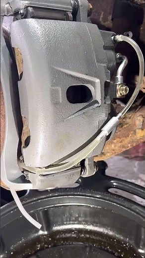 👉One-man brake bleed: getting those bubbles out 😎 #MobileMechanic #MechanicLife #BrakeBleeding
