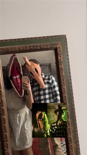Juliana Pugliese on Instagram: "Disfraz 15/16 Barbara y Adam Maitland / Beetlejuice 🪲🧃 Disfraz en pareja que ya tenía muchas ganas de hacer por las máscaras y el más laborioso 🎭 Gracias a @puglieselauretta por darle vida a las máscaras 🎨"