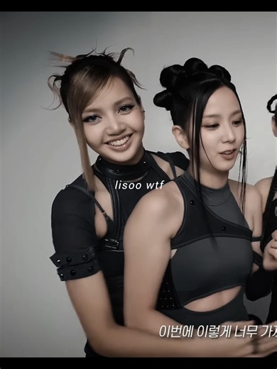 Jisoo and Lisa's Playful Interaction in Blackpink