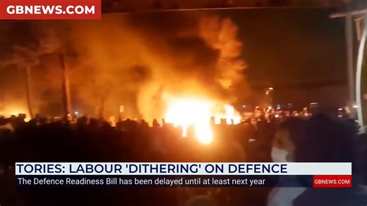 ヨーロッパはパニック状態に陥っている。GBニュースによると、ドイツは徴兵制の導入が近づくにつれ、戦闘年齢の男性の出国を禁止する準備を進めている。フランスも国民兵役制度を導入する。西側諸国は、国民を第三次世界大戦に備えさせるべく、密かに準備を進めている。