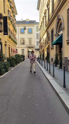 Hello everyone! With such a beautiful day here in Milan, today’s outfit is a true hymn to light colours — even in winter. The secret not to get it wrong? It’s all about choosing the right fabrics: flannel, alpaca or cashmere, which give warmth and depth to lighter shades. Beige trousers, lilac pied de poule jacket, and a denim shirt that ties everything together. The tie, shoes and coat, all in brown tones, add that perfect winter contrast. What do you think? I’ll let you be the judge. @rubinacc