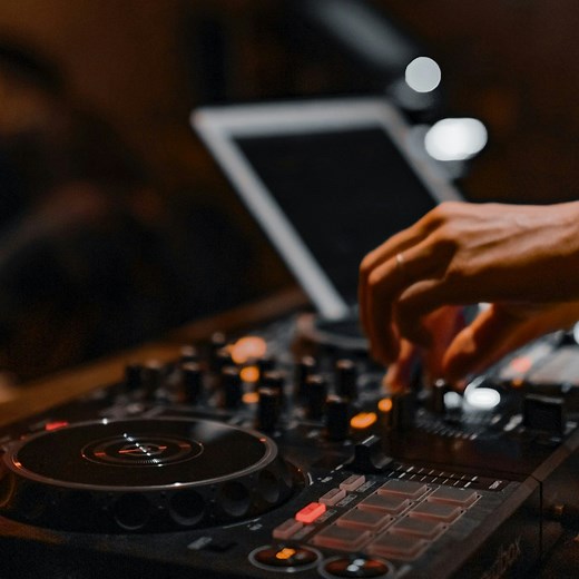How To Use Serato DJ - Serato Lite and Pro Tutorial | Pirate