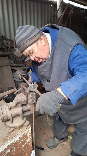 Manual Thread Cutting with a Die | Clean and Precise Metal Threading #threadcutting #metalworking