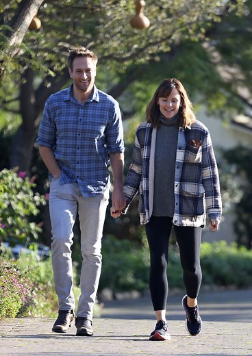 Jennifer Garner Sparks John Miller Engagement Rumors With Ring