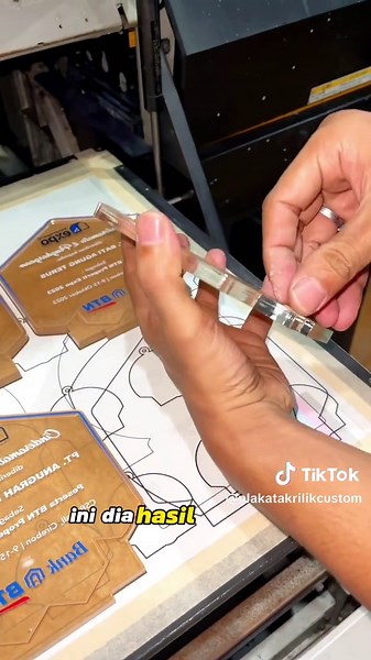 Proses Pembuatan Plakat Akrilik Custom