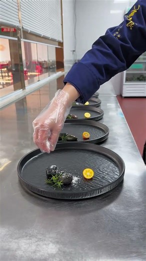 Here comes a simple yet beautiful snow scene plating recipe. #femalechef #platingtips #creative