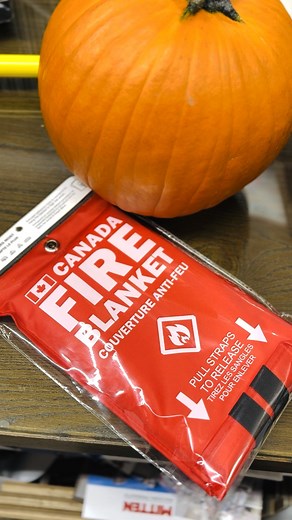 🚨 It’s been 10 years since new safety codes began requiring talking smoke and carbon monoxide alarms with strobe lights. If your home is 10 years old, your alarms are nearing the end of their lifespan and may no longer keep your family protected. Upgrade today with the Kidde Integrated Talking Smoke & CO Detector with LED Strobe Light for clear voice alerts, visual warnings, and full code compliance. Pair it with a fire blanket for quick, mess-free protection against small fires. 🔥 Don’t wait 