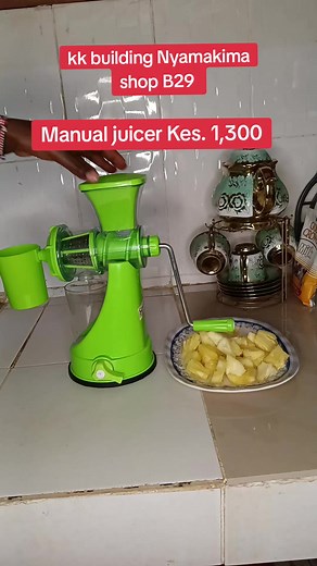 How to Make Pineapple Juice with a Manual Juicer