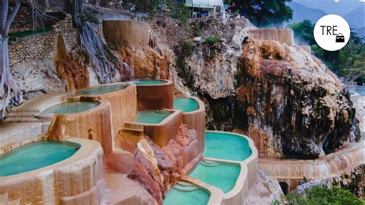 Aguas termales de color turquesa en un cañón con paredes de varios cientos de metros de altura: así 