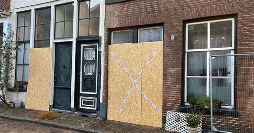 Uitslaande brand verwoest historisch pand in centrum Zutphen, oorzaak niet te achterhalen