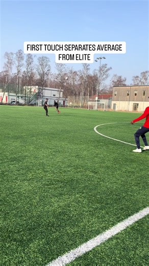 A striker’s run in behind is only half the action. The first touch decides whether the attack continues or disappears. At high speed and under pressure, that touch must take you forward and keep the advantage. That is where the difference between average and elite players often appears. #fyp #foruyou #coaching striker movement, first touch control, run in behind, striker training, attacking runs, elite player development, forward movement, football finishing