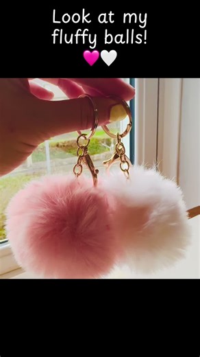 I just LOVE these fluffy pom pom key rings. Perfect for accessories my caddy. 🩷🤍 The more fluff the better! 😝 #soproudcashstuffing #stuffingthepounds #savingsbinder #cashstufferuk #cashcaddy