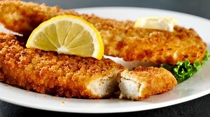 clip-1066697389-eating-crispy-breaded-fish-lemon