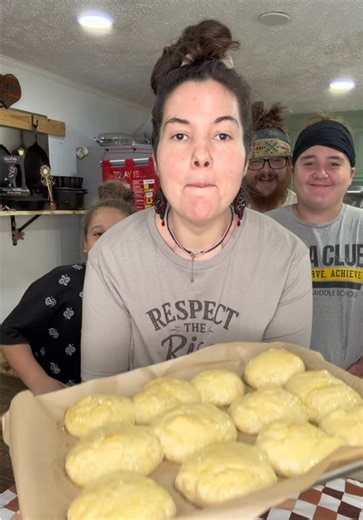 Today’s homeschool lesson: y’all gonna learn how to make the bread you keep eating 😂🍞 • • 30 Minute Buns 🍞 1 cup warm water 2 tbsp active dry yeast 3 tbsp sugar ¼ cup melted butter 1 egg 3½ cups flour 1½ tsp salt Mix water, yeast & sugar; let foam. Add remaining ingredients. Knead 7-10 mins, shape into buns, cover & rise 20 min. Brush with egg wash (1 egg 1 tbsp water). Bake at 400°F for ~10 min until golden. Brush with melted budder 🤤 #homemade #homeschool #motherhood #fy #foryoupage