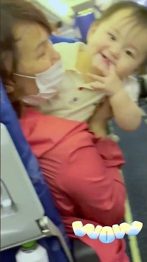 #与少年同行 #shorts 飞机上遇到可爱小宝宝🥰，看起来好乖还爱笑，“笑容好治愈 果然快乐会传染” #baby #萌娃 #cute #小孩