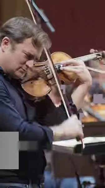 Galloping into the weekend with the iconic third movement of Sibelius violin concerto performed by Renaud Capucon🎻 Listen to the whole album: https://w.lnk.to/sibbar #Violin #ViolinConcerto #Orchestra #Sibelius | Warner Classics & Erato