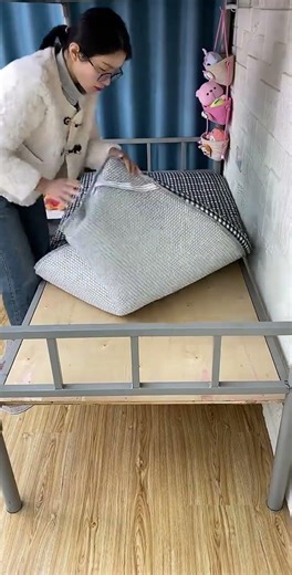 Extra comfortable dorm mattress, easy to fold, super bouncy