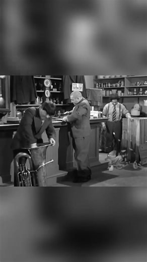 Larry definitely dropped what he was doing🤣🤣🔥🔥🔥🔥 #ThreeStooges #ClassicComedy #MoeLarryCurly #SlapstickHumor #RetroLaughs | Stooges Reactions