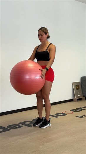 💪 Activa todo tu cuerpo con esta rutina usando una pelota de pilates o fitball 🔵 Ideal para mujeres que quieren fortalecer, tonificar y mejorar su estabilidad sin necesidad de impacto. Ejercicios: ✅ Sentadilla dinámica en pared ✅ Zancada dinámica (alternando piernas) ✅ Leñadores (alternando lados) ✅ Superman sobre fitball ✔️ Muévete con calma, controla cada repetición y enfócate en la postura. ❌ No necesitas hacerlo rápido, sino sentir el trabajo en cada músculo. Haz 3 rondas y disfruta de una