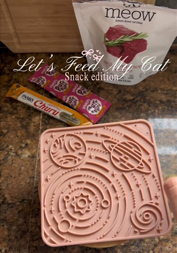 A quick snack for Nami 🐈‍⬛😋 #catasmr #cattreats #lickmatforcats #cateating #fyp