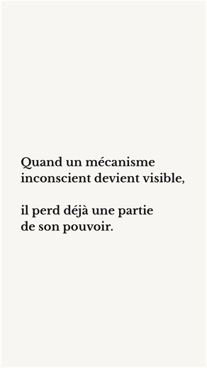Nicolâm on Instagram: "Voir un mécanisme qui était jusque-là inconscient ne le fait pas disparaître. Mais il cesse déjà d’agir dans l’ombre. Ce qui était automatique jusque-là devient observable. Et ce qui semblait incontrôlable devient maintenant influençable. Tant que ce mécanisme agit en arrière-plan, il nous traverse comme si de rien n’était, sans être questionné. Il se manifeste comme s’il faisait partie de nous, de qui nous sommes, de notre identité. Le jour où sa structure devient enfin v