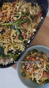 Coen Sealey | Online Nutrition & Training on Instagram: "MACRO FRIENDLY MARRY ME PASTA 🍝 Our biggest New Years 8wk challenge priority list is LIVE!Join the list today to secure a spot along with discount! Want more info? Simply comment the word challenge and I’ll reach out! Macros per serving Calories 462 Protein 43.2g Carbs 47.2g Fats 9.8g Ingredients (serves 5) Egg pasta tagliatelle 250g Fresh chicken breast fillets 300g Short cut bacon 160g Light smooth ricotta 180g Low fat cottage cheese 18