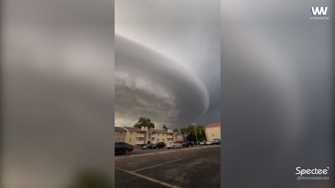 Surreal supercell storm cloud looms ominously over Wichita, Kansas