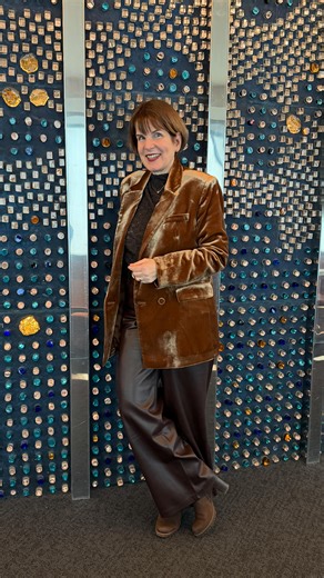 Steffi Mißner on Instagram: "Ein Besuch auf dem @berliner_fernsehturm steht schon seit Jahren ganz oben auf meiner Liste. In all den Jahren bin ich tatsächlich noch nie oben gewesen, um den einzigartigen 360 Grad Blick über Berlin auf 207m Höhe zu genießen. 🤩 Gestern hat mich die liebe Karin von @50_flow gemeinsam mit @katrinberlin und @fashion_in_berlin damit überrascht und einen Tisch im Panoramarestaurant SPHERE Tim Raue reserviert. Ausgerechnet gestern versank die Stadt in dichtem Nebel. 🌫