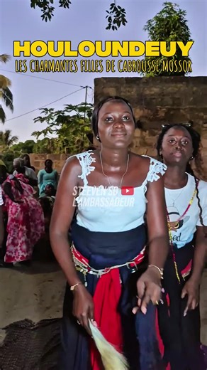 Deuxième type de danse du Houloundeuy qui est une danse traditionnelle emblématique des jeunes filles, au même titre que l’Éhinghaye, l’Ékonkone ou l’Étagaye chez les jeunes hommes. Porteuse de valeurs culturelles fortes, elle célèbre l’élégance, la cohésion sociale et la transmission des traditions. Cette danse rituelle, qui se déroule sur trois jours, marque un temps fort de la vie communautaire. Aujourd’hui, les charmantes filles de Cabrousse Mossor ouvrent officiellement le début du Houlound
