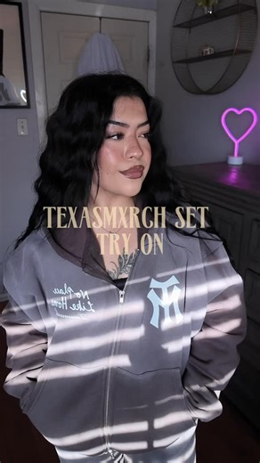 L e x ⁠ᥫ᭡• on Instagram: "The perfect jogger and zip up sweater set does not exi— 🩶 This shadow washed gray color >> love that with this color you can definitely style this set with a various color of shoes! Material feels nice, feels high quality. Both the sweats and jacket are in a size medium, for reference I’m 5’0. I really can’t get over this color 😮‍💨 - . . . . . . . . . . #explore #unboxing #clothes #clotheshaul #explorepage"