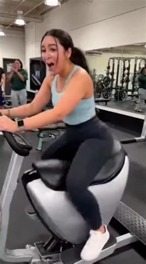 Ai video on Instagram: "‎日本推出一種革命性嘅技術，將人類每一步都轉化為電力：壓電磚。 ‎ ‎呢啲瓷磚吸收每個行人嘅腳步所產生嘅壓力同震動能量， ‎同埋將呢個機械力轉換成電能。 ‎ ‎嵌入瓷磚嘅壓電元件會稍微變形， ‎產生弱電流。 ‎ ‎每個步驟都會產生少量能量，但係總共有幾百萬個步驟 ‎產生足夠嘅電力去供電 LED 燈、數碼顯示器、感應器等等。 ‎ ‎喺東京澀谷站呢類繁忙地區， ‎每日大約240萬步有助於呢個系統。 ‎ ‎呢啲能量可以即刻儲存或者用， ‎減少對傳統能源嘅依賴，同埋 ‎支持可持續城市基礎設施嘅發展。 ‎ ‎每日行路 ‎正成為未來嘅可再生能源來源。 ⚡ ‎ ‎#日本 #壓電瓷磚 #壓電 #行走電力 #澀谷站 #可再生能源 #智慧城市 #科技 #創新 #環保 #邁向未來 #動力 #靈感 #EcoLife CocoShitoro 店"